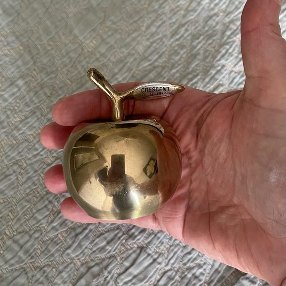 VINTAGE SHINY POLISHED SOLID BRASS APPLE HAND BELL FIGURINE - COOL TEACHER GIFT! - Picture 2 of 11